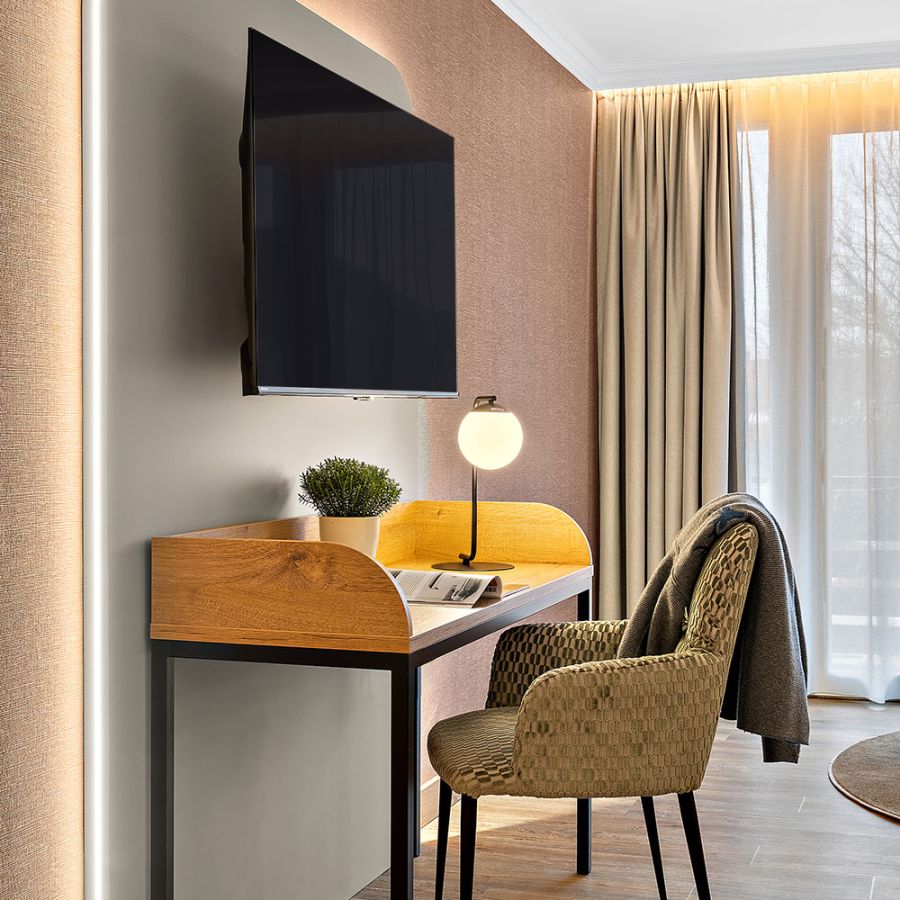 Schreibtisch mit Sessel und Wand-TV im Zimmer Komtess des Wellnesshotels Churfürstenhof