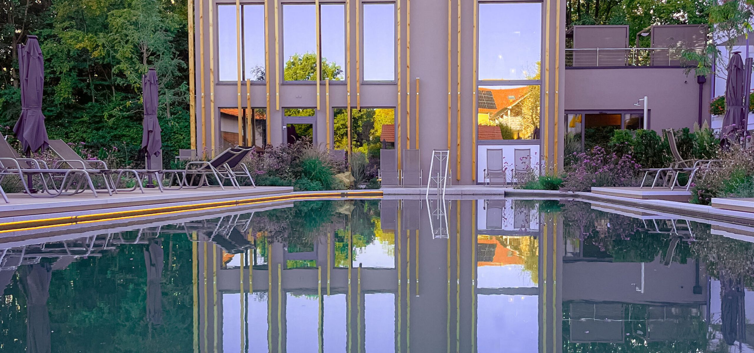 Thermal-Innenpool des Hotel Churfürstenhof mit goldenen Säulen, türkisem Wasser und Sternenhimmel-Decke