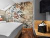 Komfort-Suite mit Doppelbett, floralem Wandbild und Parkettboden im Wellnesshotel Churfürstenhof Bad Birnbach