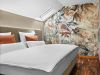 Komfort-Suite mit Doppelbett, floralem Wandbild und Parkettboden im Wellnesshotel Churfürstenhof Bad Birnbach