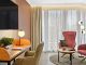 Zimmer Komtess mit zwei roten Sesseln, Schreibtisch und TV im Wellnesshotel Churfürstenhof Bad Birnbach