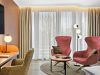 Zimmer Komtess mit zwei roten Sesseln, Schreibtisch und TV im Wellnesshotel Churfürstenhof Bad Birnbach
