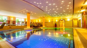 Indoorpool mit beleuchteter Sternenhimmel-Decke und Liegebereich im Hotel Churfürstenhof