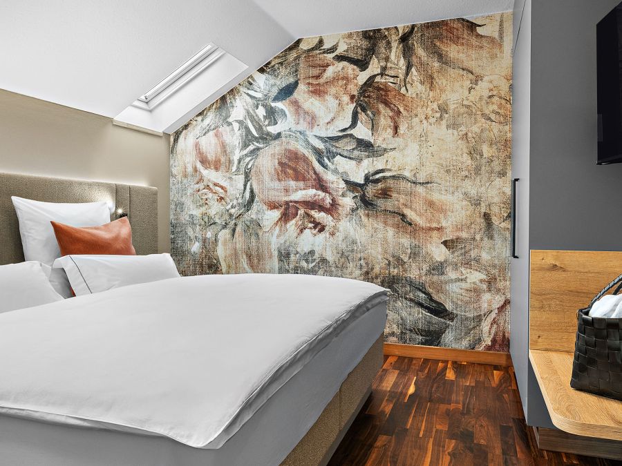 Komfort-Suite mit Doppelbett, floralem Wandbild und Parkettboden im Wellnesshotel Churfürstenhof Bad Birnbach