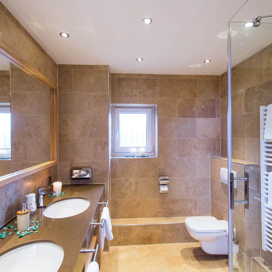 Badezimmer der Suite Royal mit Doppelwaschbecken, Dusche und WC im Hotel Churfürstenhof Bad Birnbach