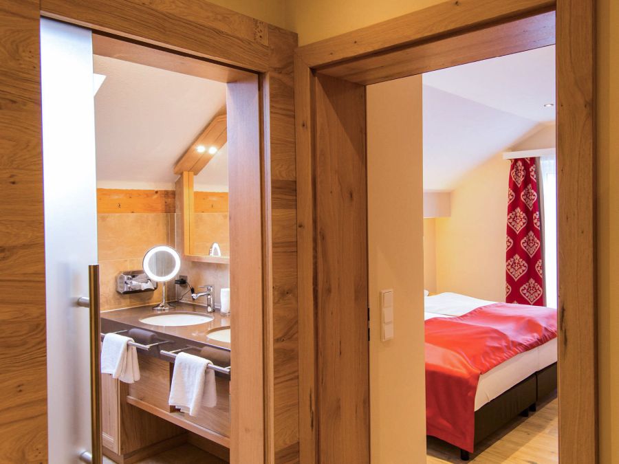 Blick in Bad und Schlafzimmer der Suite Bad Birnbacher Chalet im Hotel Churfürstenhof Bad Birnbach