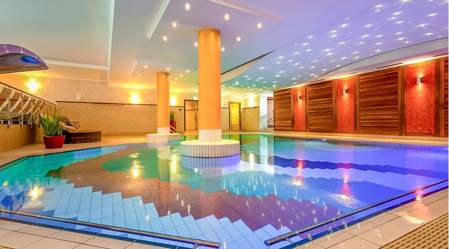 Thermal-Innenpool des Hotels Churfürstenhof mit Säulen und Sternenhimmel-Beleuchtung