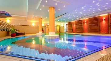 Thermal-Innenpool des Hotels Churfürstenhof mit Säulen und Sternenhimmel-Beleuchtung