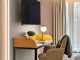Schreibtisch mit Sessel und Wand-TV im Zimmer Komtess des Wellnesshotels Churfürstenhof