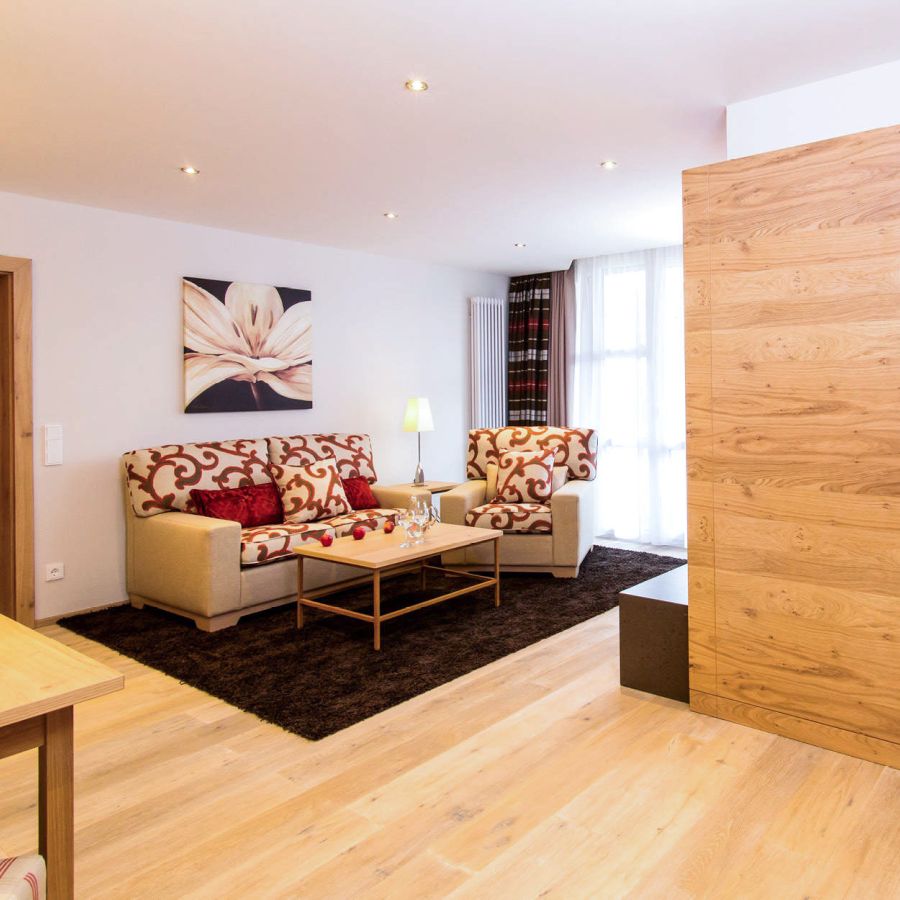 Wohnbereich der Suite Royal im Hotel Churfürstenhof Bad Birnbach mit Sofa, Sesseln und heller Holzeinrichtung