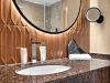 Badezimmer im Zimmer Prinzess mit Granit-Waschtisch, rundem Spiegel und Kupferfliesen, Hotel Churfürstenhof Bad Birnbach