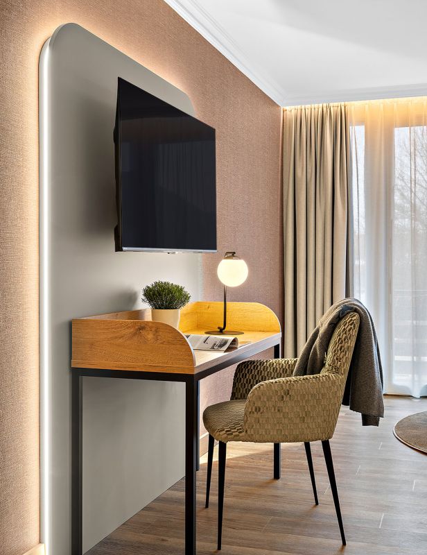 Schreibtisch mit Sessel und Wand-TV im Zimmer Komtess des Wellnesshotels Churfürstenhof