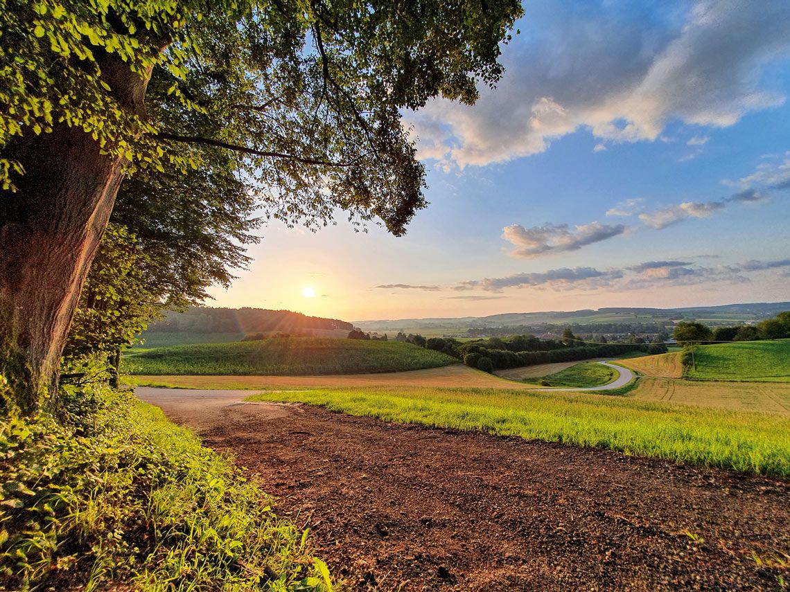 Sonnenuntergang am Wanderweg Bad Birnbach — Wanderurlaub Niederbayern Hotel Churfürstenhof
