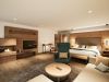 Junior Suite im Hotel Churfürstenhof mit Doppelbett, Kamin, TV und Sitzecke in warmem Holzdesign