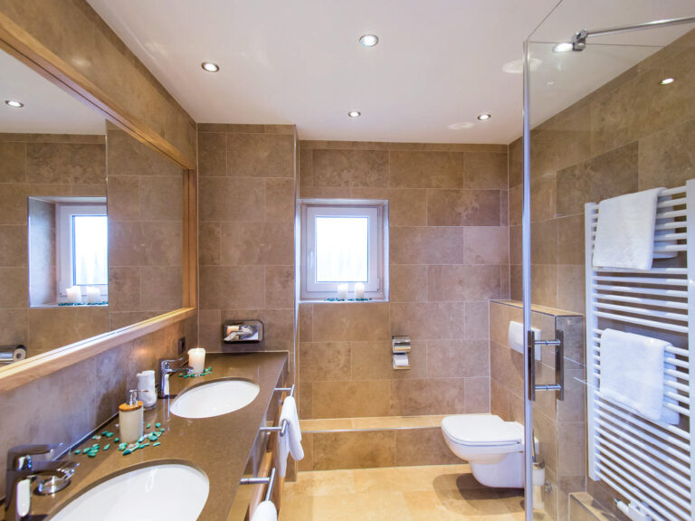 Badezimmer der Suite Royal mit Doppelwaschbecken, Dusche und WC im Hotel Churfürstenhof Bad Birnbach