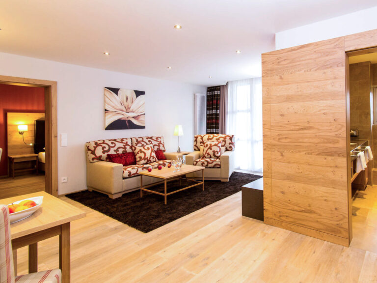 Wohnbereich der Suite Royal im Hotel Churfürstenhof Bad Birnbach mit Sofa, Sesseln und heller Holzeinrichtung