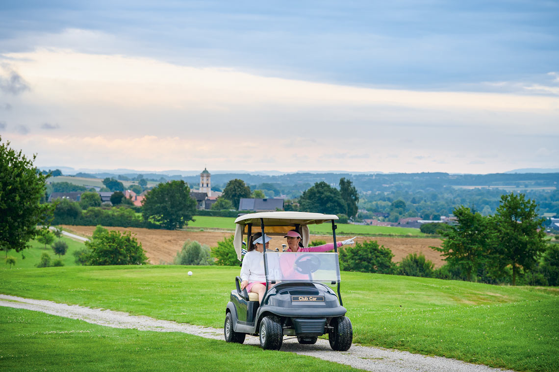 Golfcart auf dem Bella Vista Golfpark Bad Birnbach — Golfregion Donau-Inn