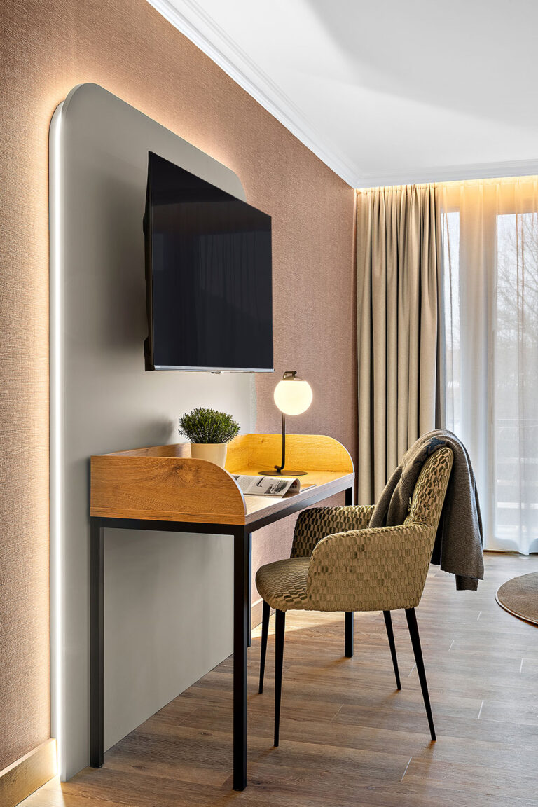 Schreibtisch mit Sessel und Wand-TV im Zimmer Komtess des Wellnesshotels Churfürstenhof