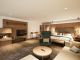Junior Suite im Hotel Churfürstenhof mit Doppelbett, Kamin, TV und Sitzecke in warmem Holzdesign