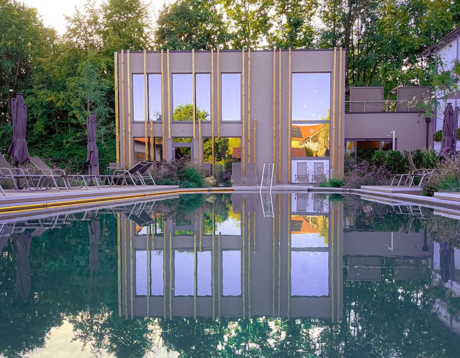 Naturpool des Wellnesshotels Churfürstenhof in Bayern