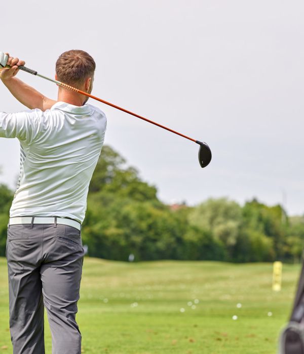 Golfspieler beim Abschlag auf dem 18-Loch-Platz in der Golfregion Donau-Inn