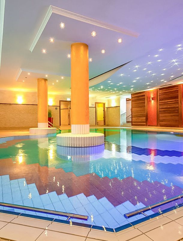 Thermal-Innenpool des Hotels Churfürstenhof mit Säulen und Sternenhimmel-Beleuchtung