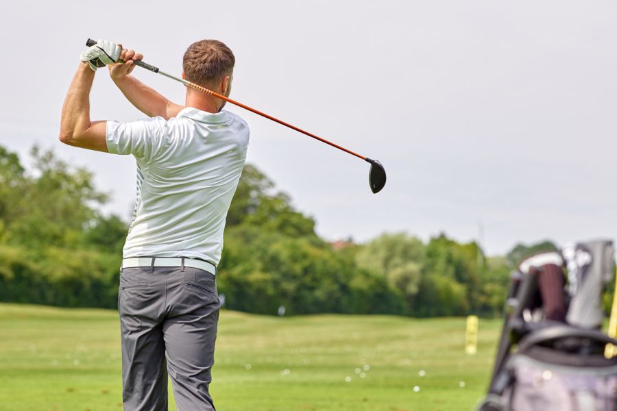 Golfer beim Abschlag auf dem Platz des Quellness Golf Resorts Bad Griesbach